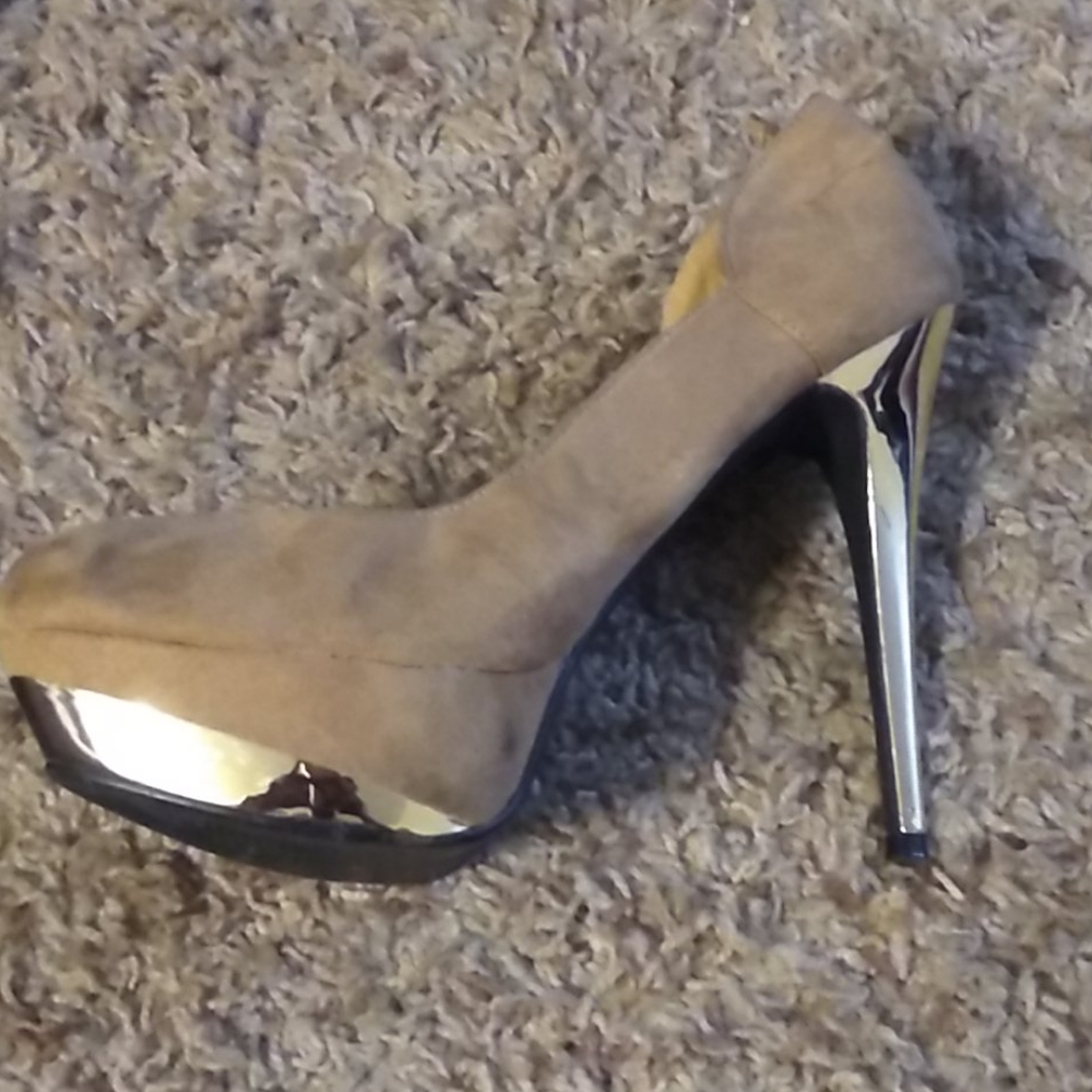 Heels - Picture 3 of 3